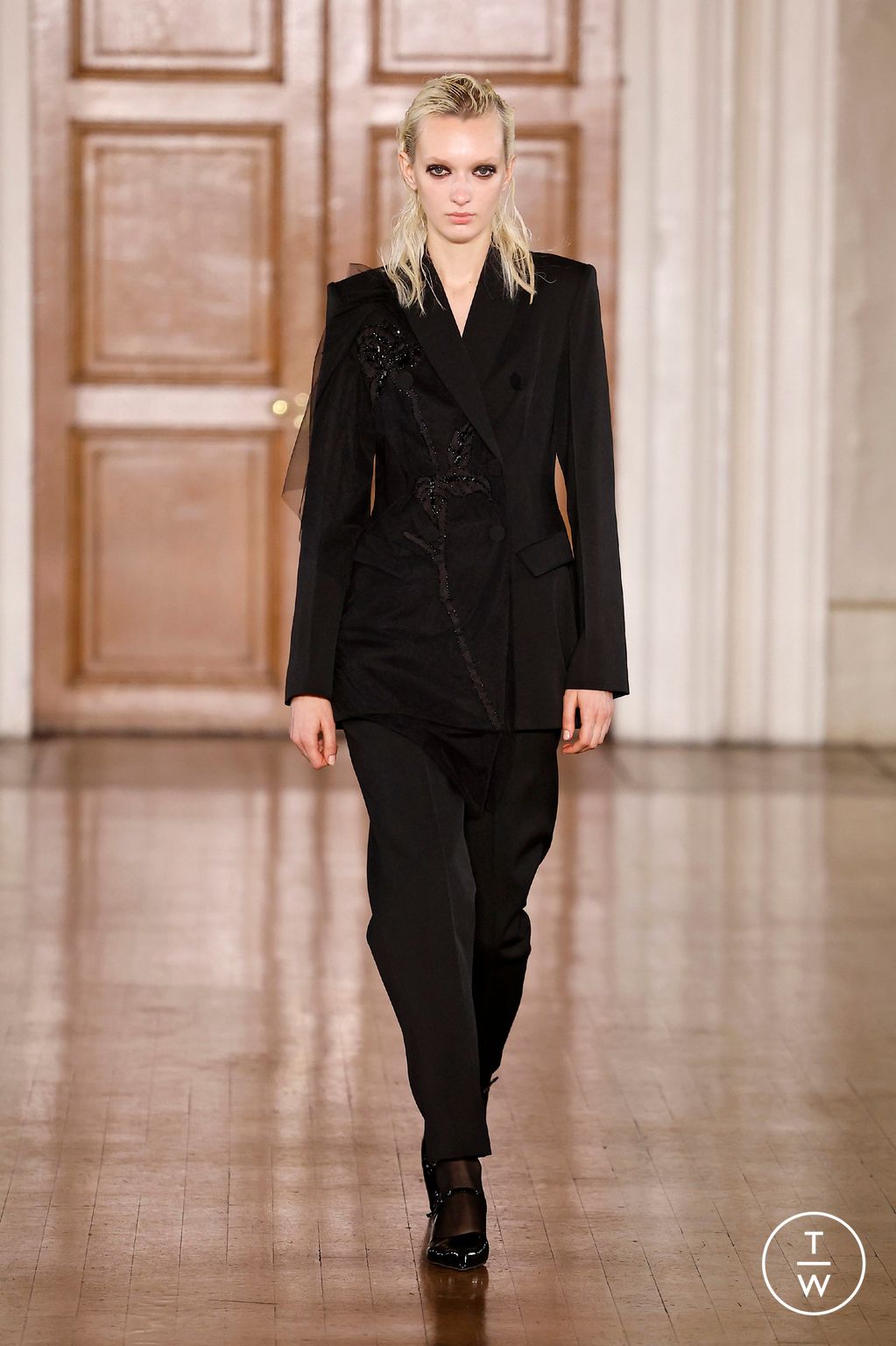 Fashion Week London Fall/Winter 2024 look 2 from the Huishan Zhang collection 女装
