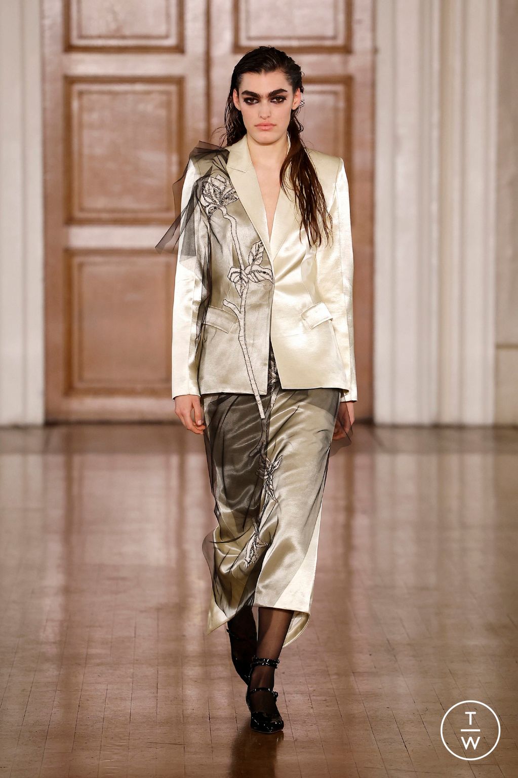 Fashion Week London Fall/Winter 2024 look 3 from the Huishan Zhang collection 女装
