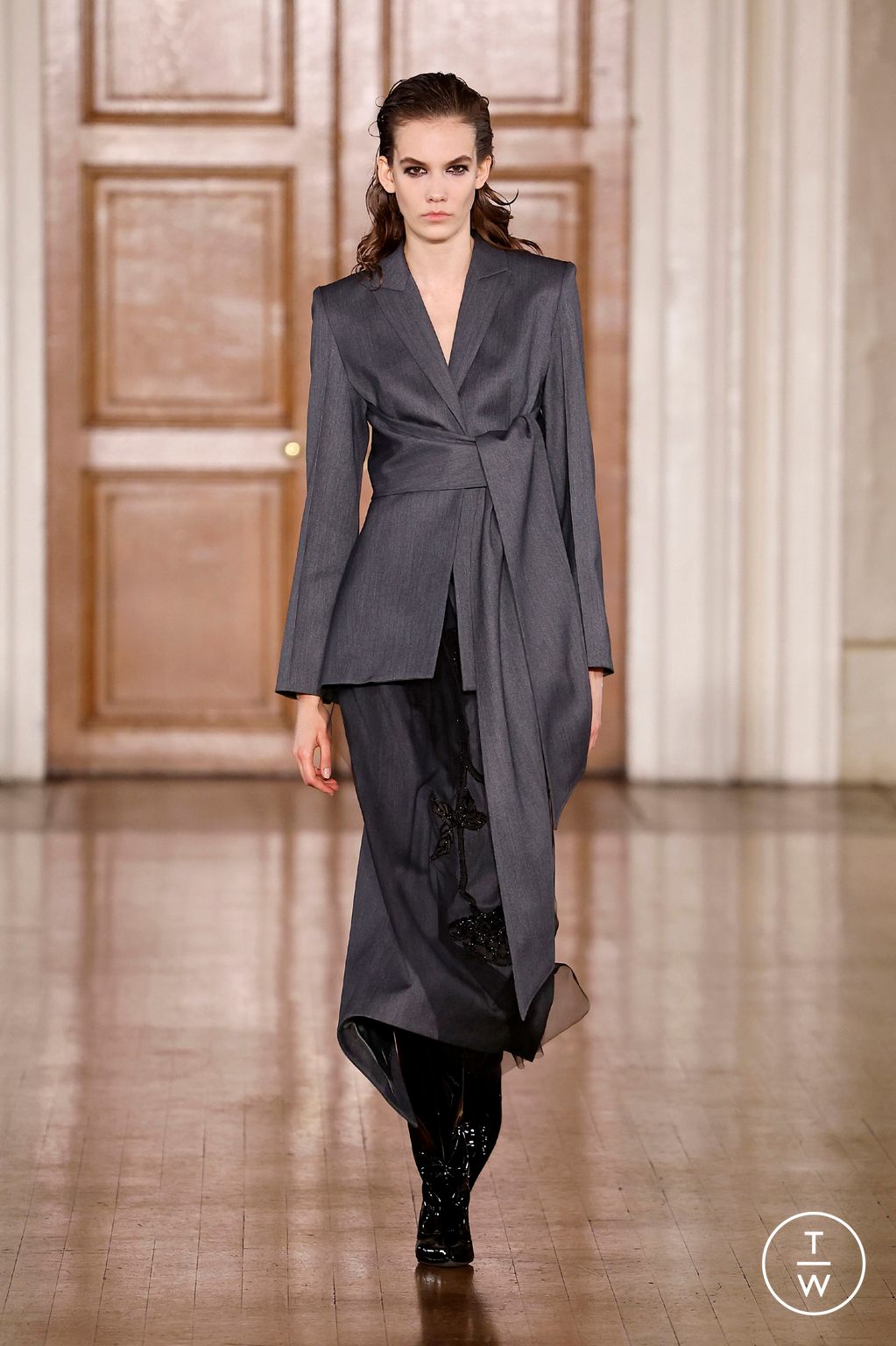 Fashion Week London Fall/Winter 2024 look 4 from the Huishan Zhang collection 女装