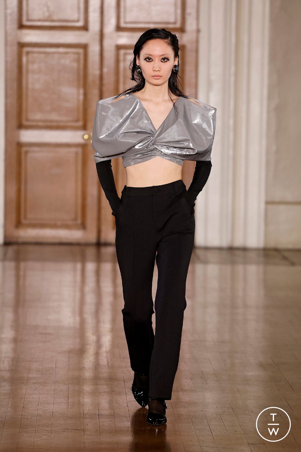 Fashion Week London Fall/Winter 2024 look 19 from the Huishan Zhang collection 女装