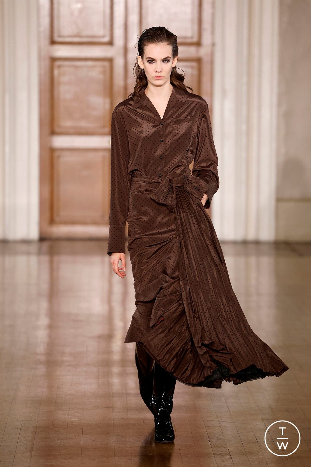 Fashion Week London Fall/Winter 2024 look 26 from the Huishan Zhang collection 女装