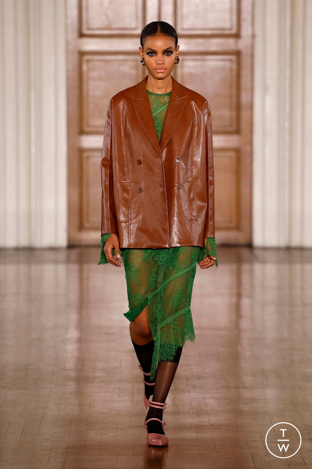 Fashion Week London Fall/Winter 2024 look 32 from the Huishan Zhang collection 女装