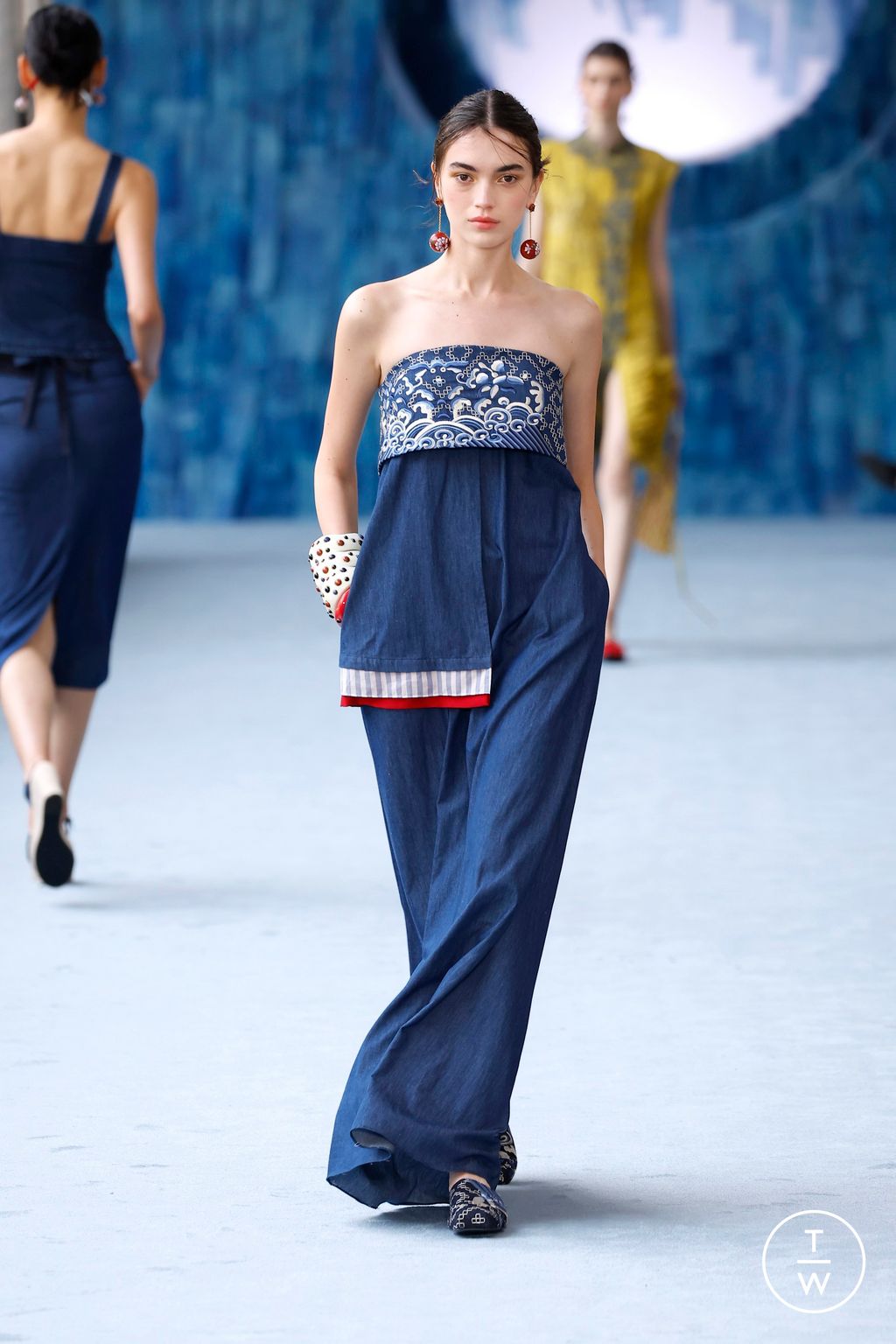 Fashion Week Milan Spring/Summer 2025 look 28 de la collection Hui womenswear