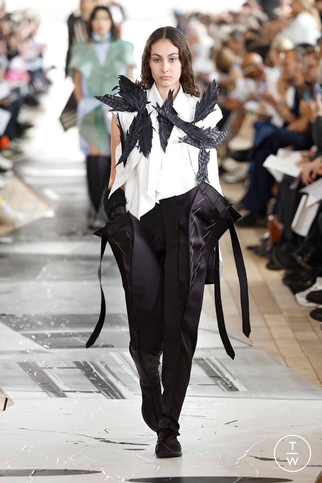 Fashion Week Paris Spring-Summer 2025 look 32 from the IFM PARIS collection 男装