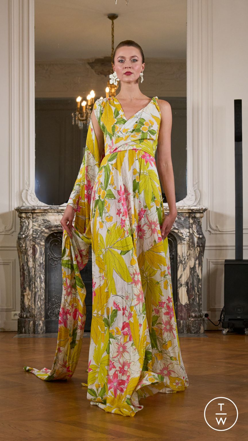 Fashion Week Paris Fall/Winter 2025 look 17 from the Imane Ayissi collection 高级定制