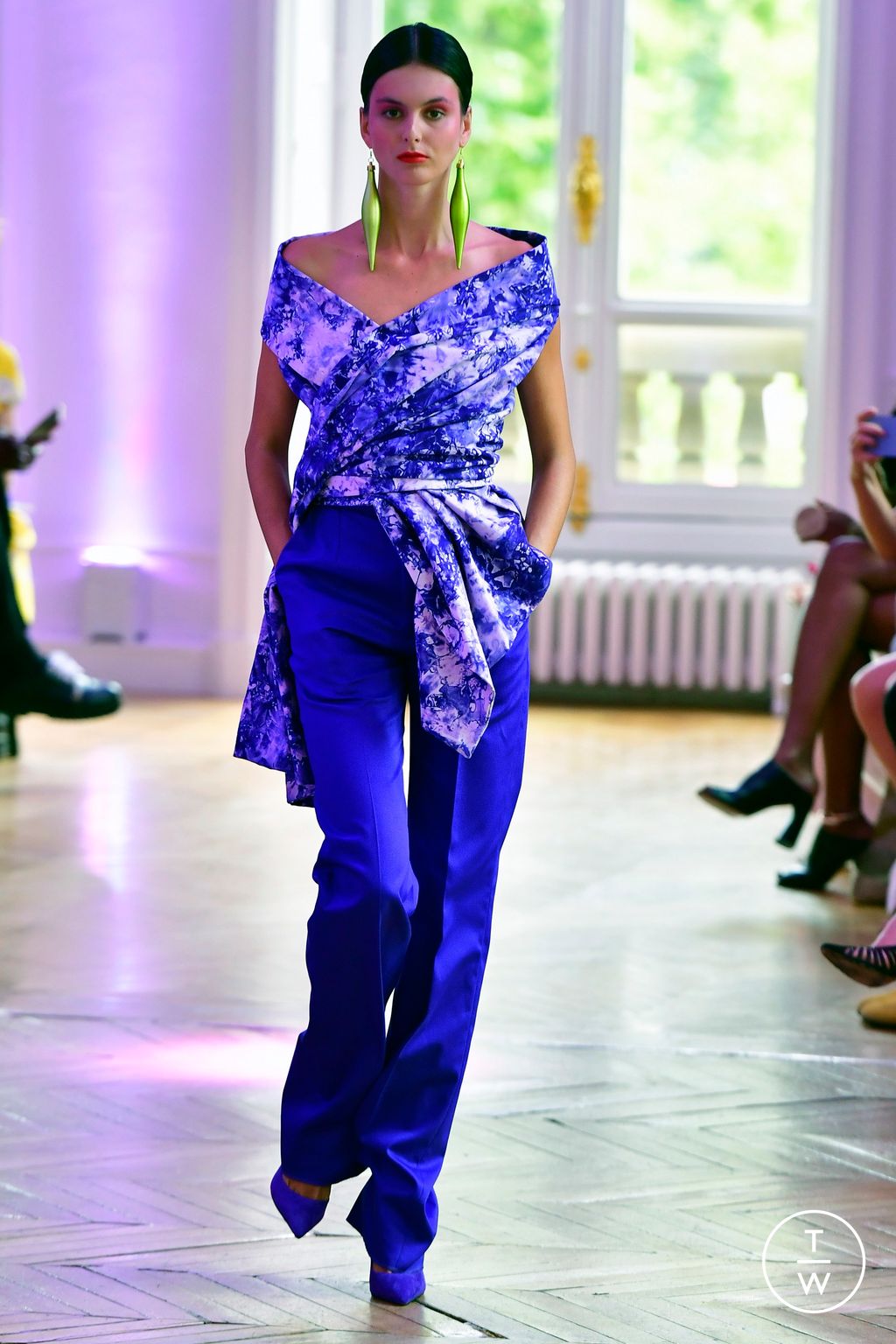 Fashion Week Paris Fall/Winter 2022 look 2 de la collection Imane Ayissi couture
