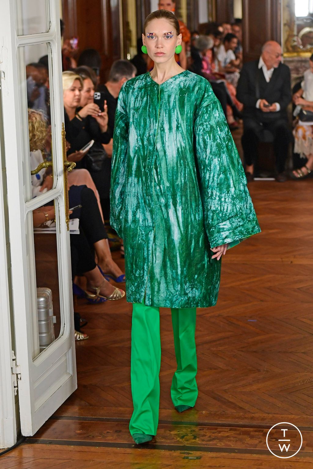 Fashion Week Paris Fall/Winter 2023 look 1 de la collection Imane Ayissi couture