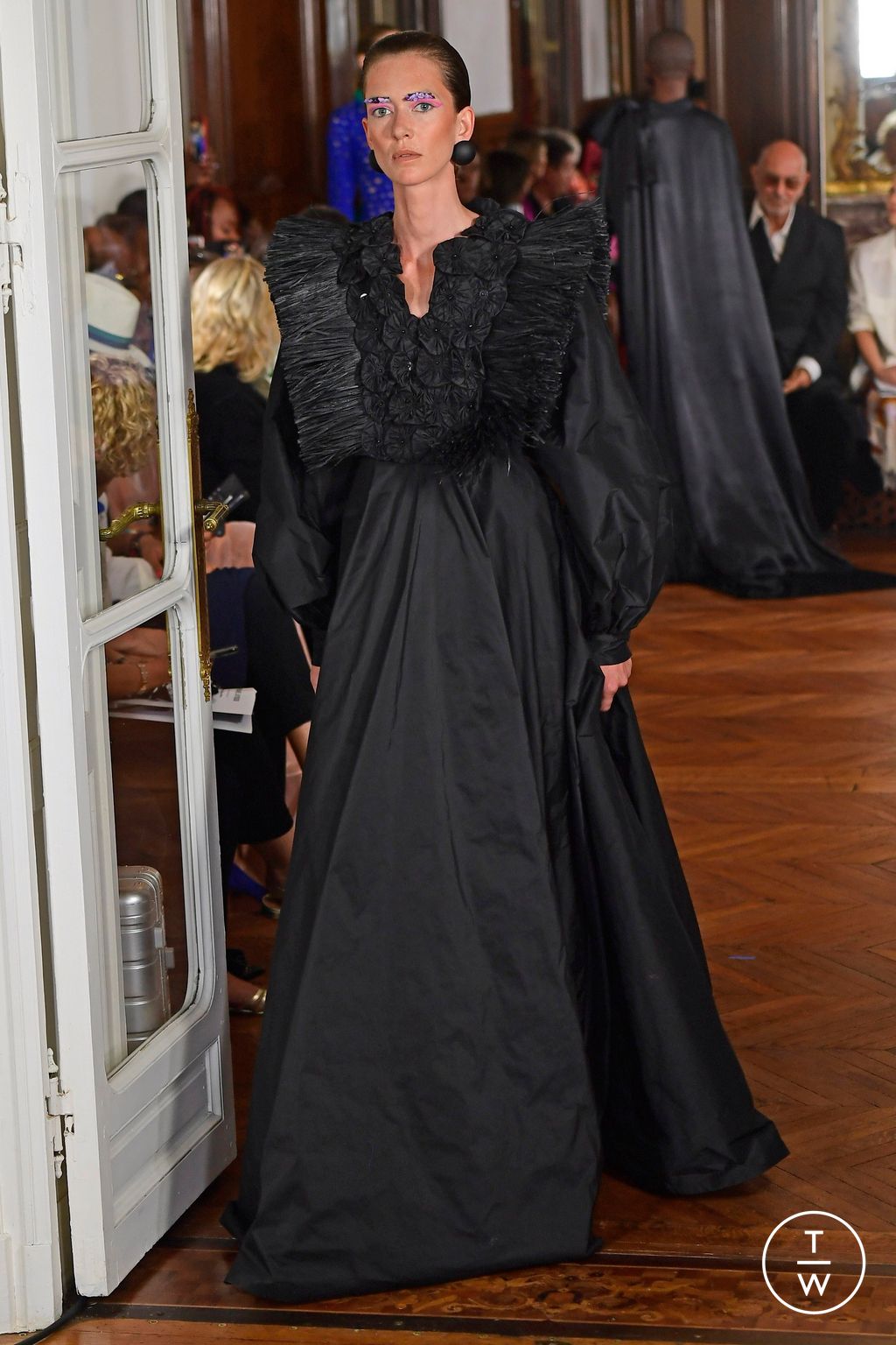 Fashion Week Paris Fall/Winter 2023 look 19 de la collection Imane Ayissi couture