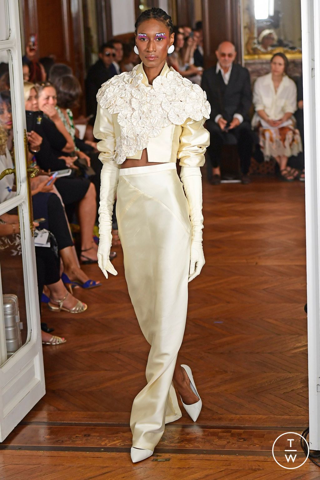 Fashion Week Paris Fall/Winter 2023 look 25 de la collection Imane Ayissi couture