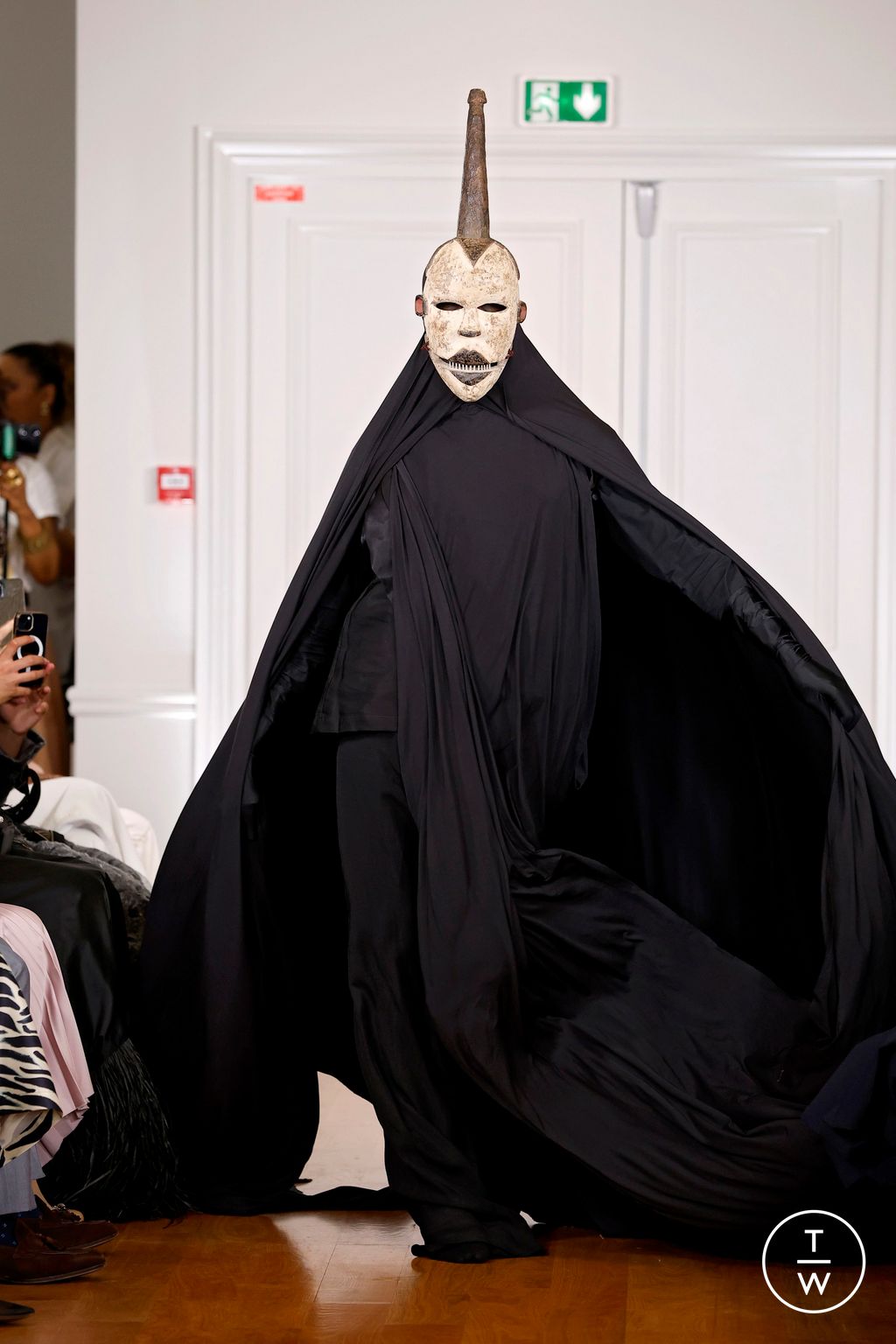 Fashion Week Paris Fall/Winter 2024 look 1 de la collection Imane Ayissi couture