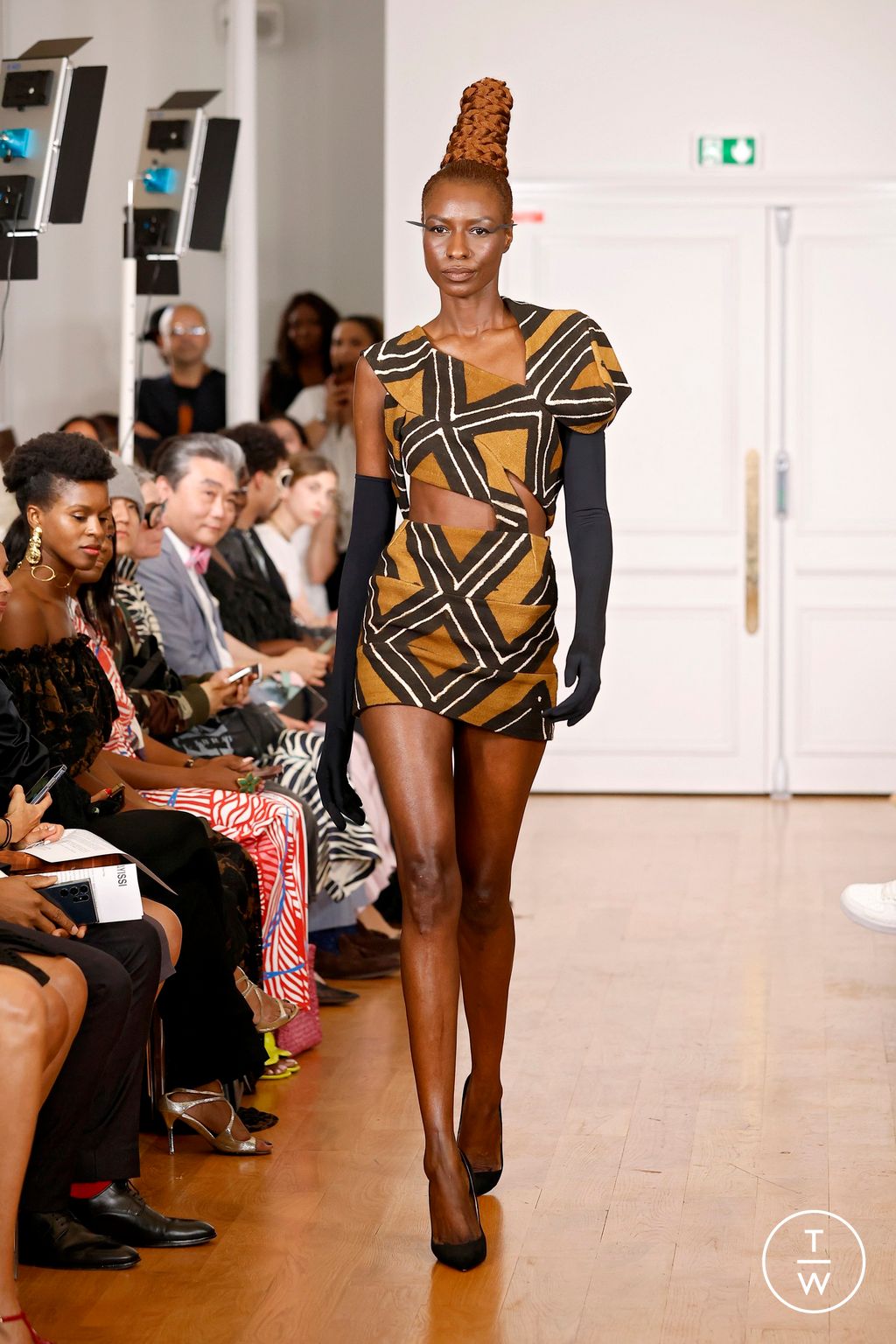 Fashion Week Paris Fall/Winter 2024 look 2 de la collection Imane Ayissi couture