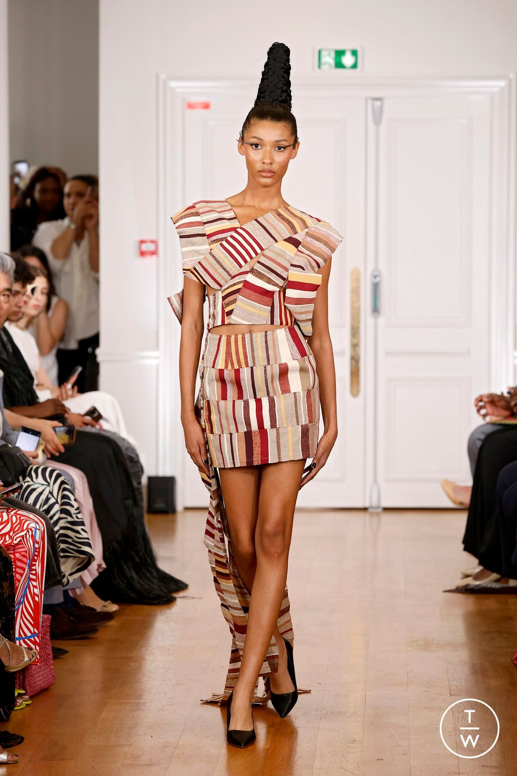 Fashion Week Paris Fall/Winter 2024 look 6 from the Imane Ayissi collection couture
