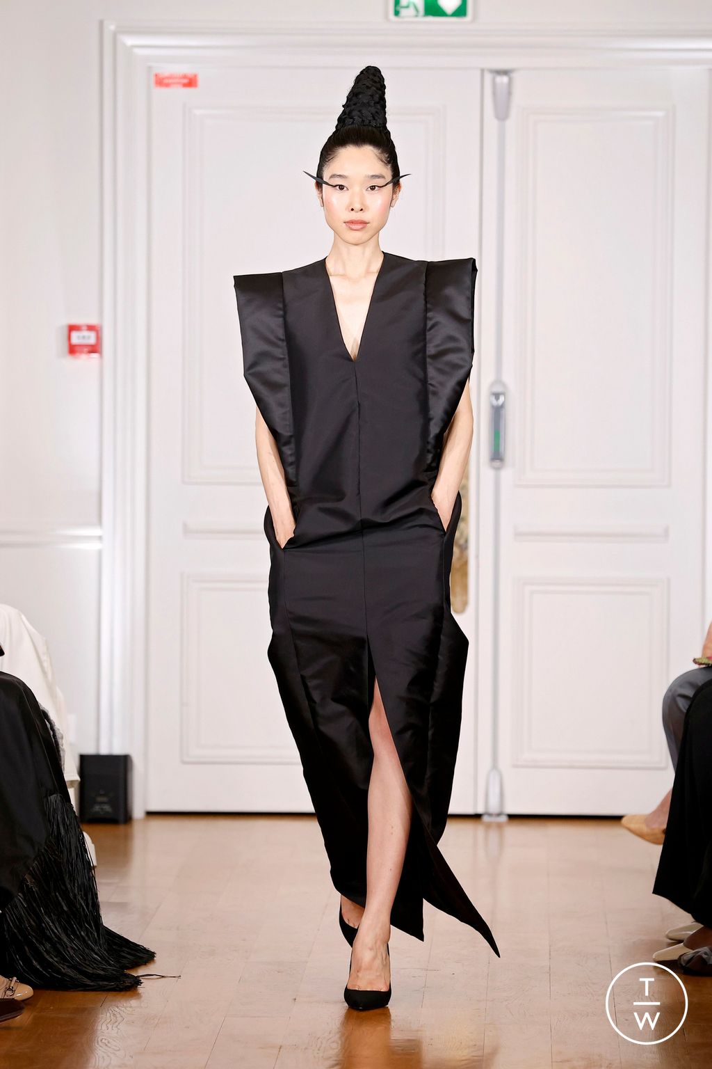 Fashion Week Paris Fall/Winter 2024 look 9 from the Imane Ayissi collection couture