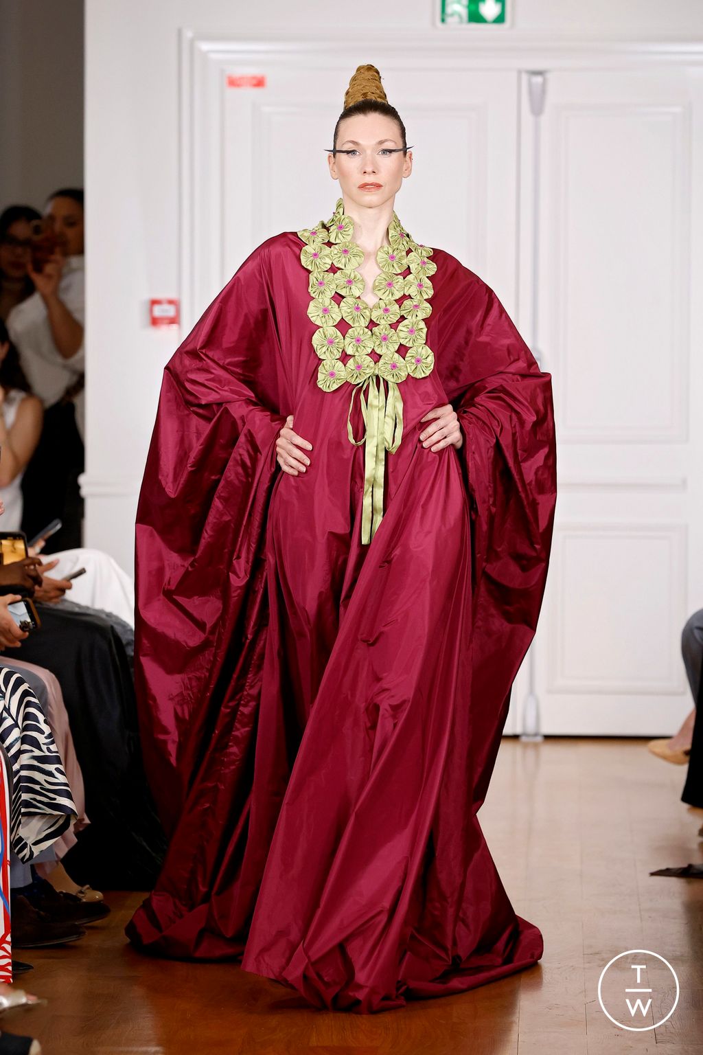 Fashion Week Paris Fall/Winter 2024 look 16 de la collection Imane Ayissi couture