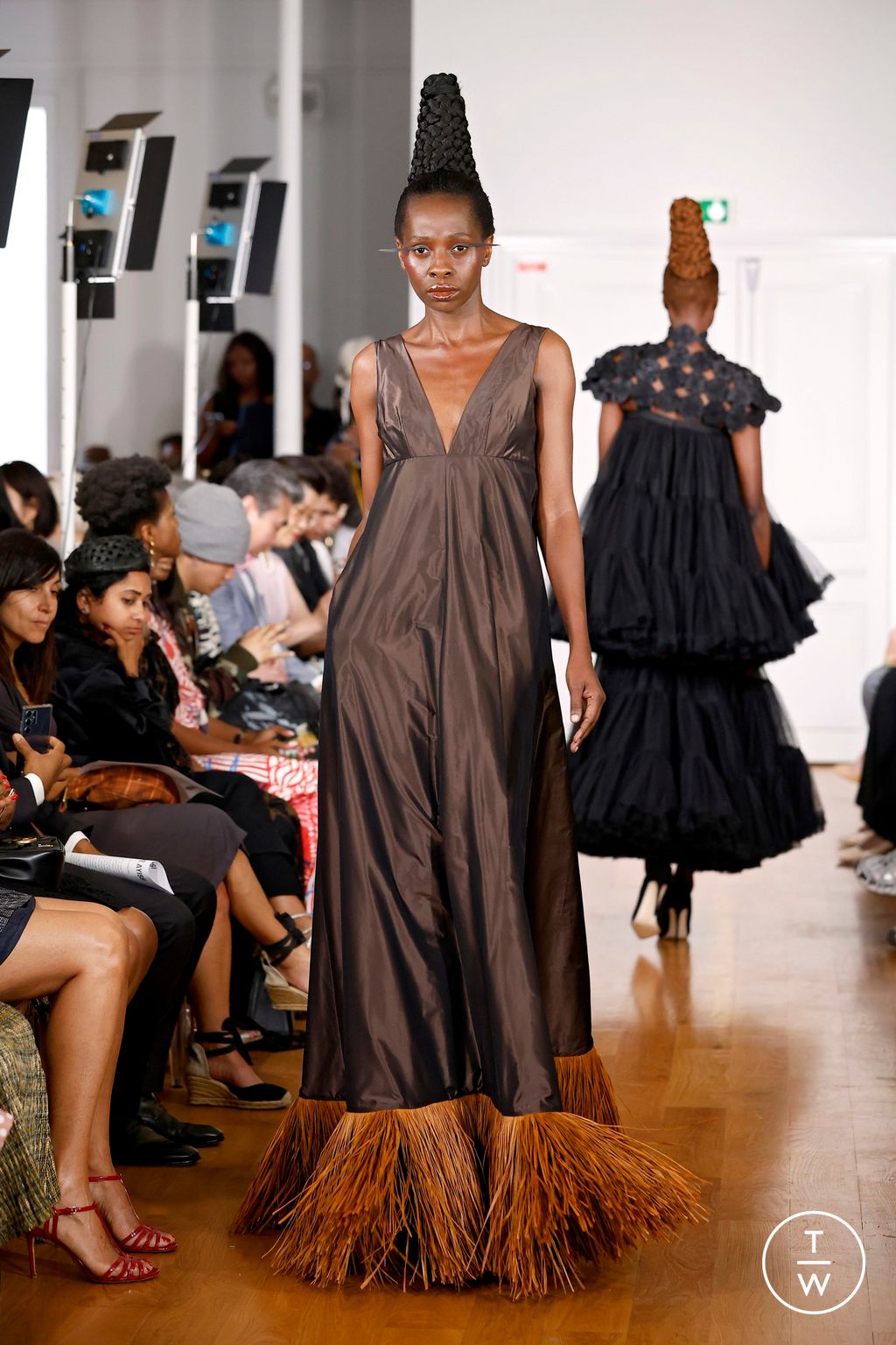 Fashion Week Paris Fall/Winter 2024 look 21 de la collection Imane Ayissi couture