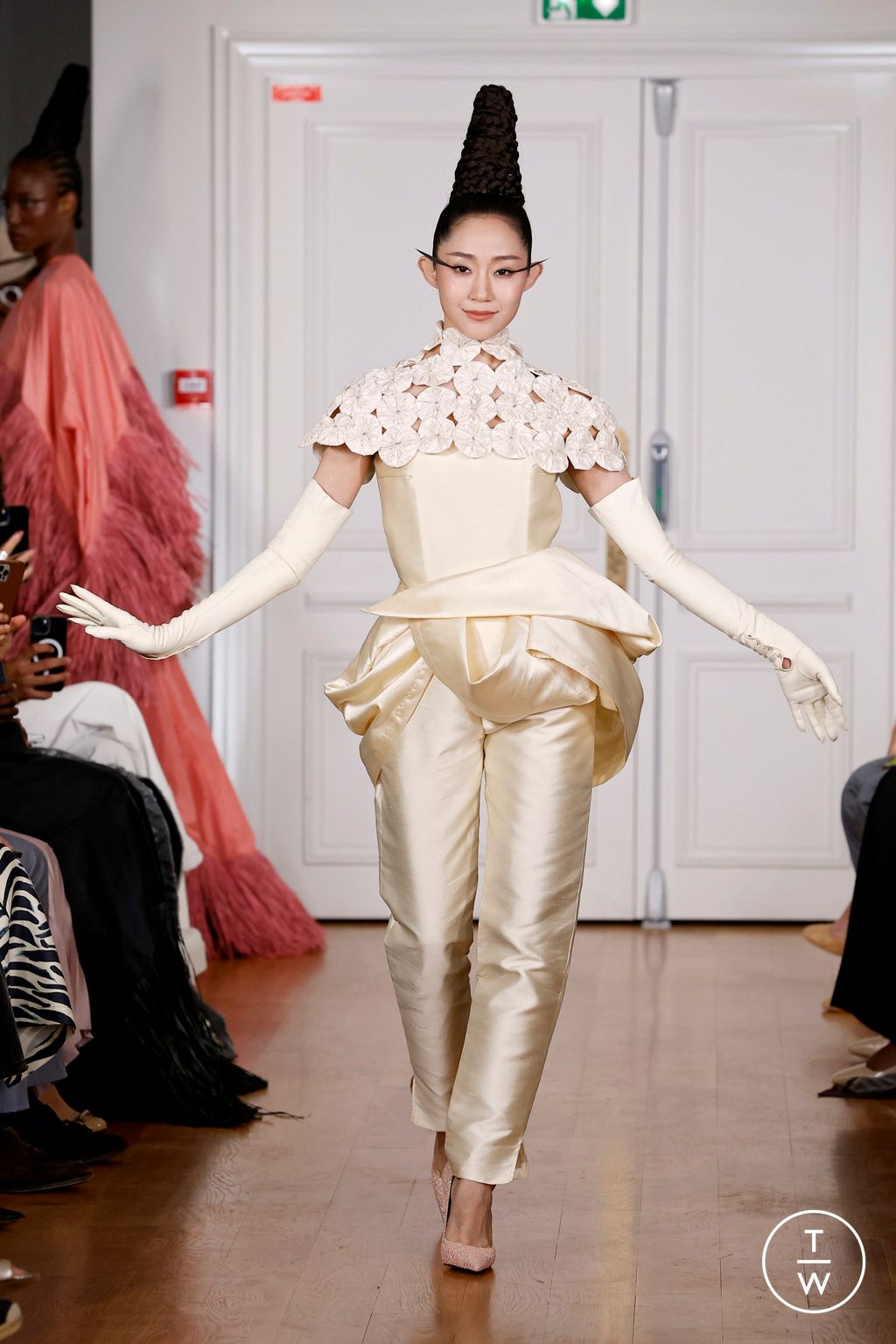 Fashion Week Paris Fall/Winter 2024 look 24 de la collection Imane Ayissi couture