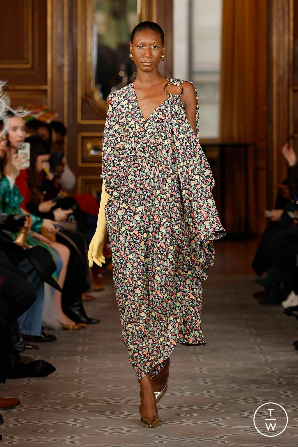 Fashion Week Paris Spring/Summer 2025 look 12 from the Imane Ayissi collection 高级定制