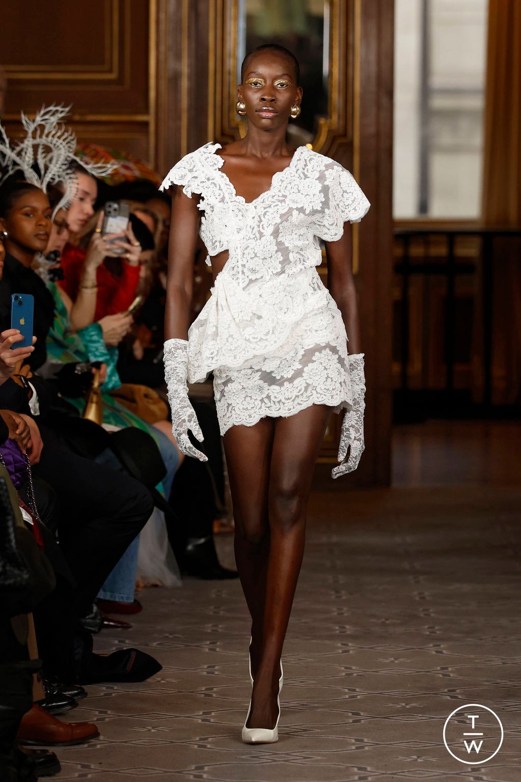 Fashion Week Paris Spring/Summer 2025 look 16 from the Imane Ayissi collection 高级定制