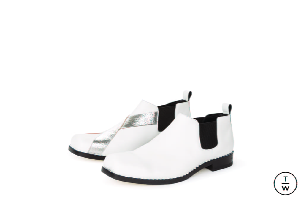 Fashion Week Paris Fall/Winter 2017 look 15 from the Loewe collection menswear accessories