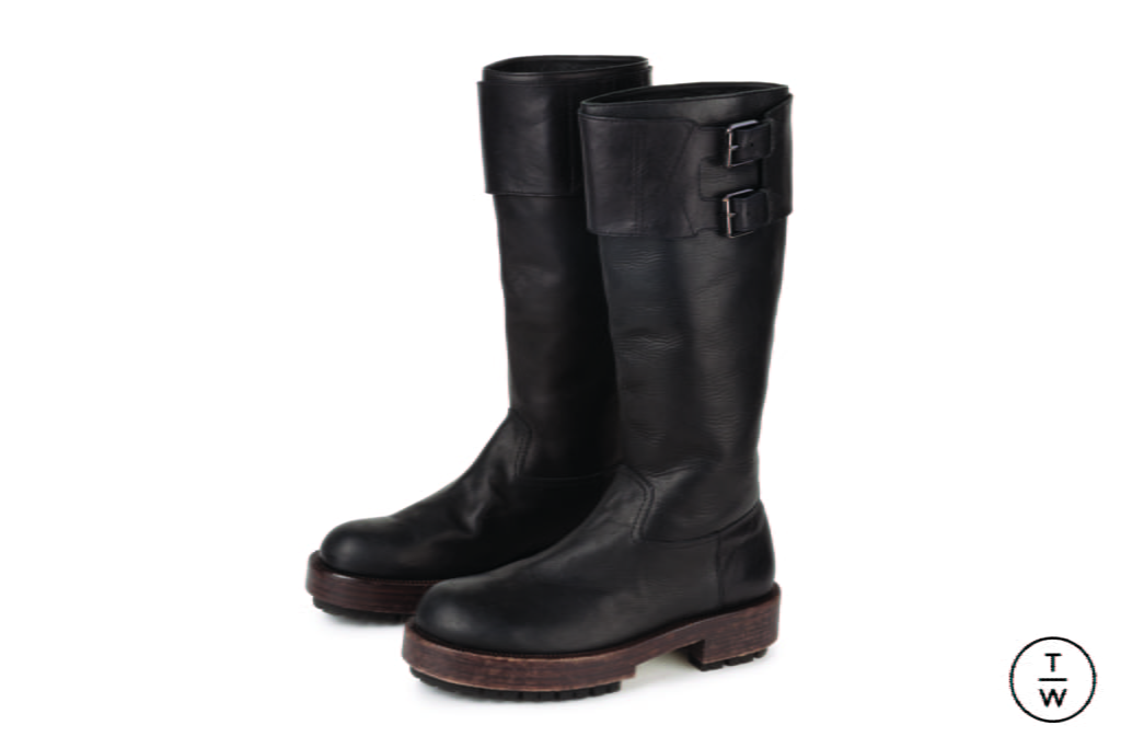 Fashion Week Paris Fall/Winter 2017 look 20 from the Loewe collection menswear accessories