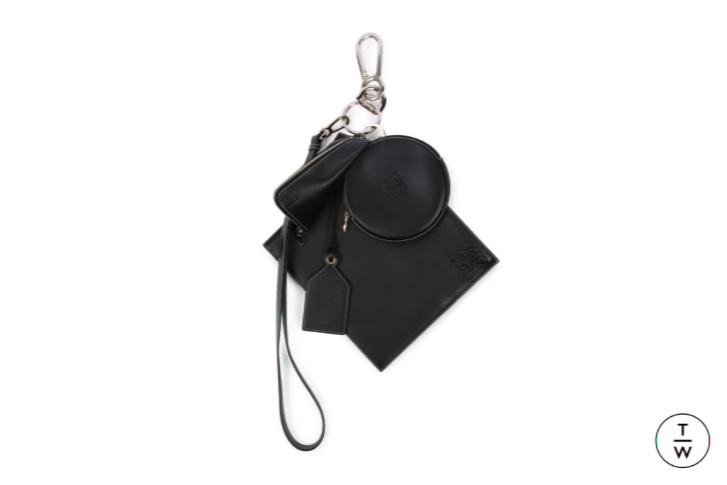 Fashion Week Paris Fall/Winter 2017 look 22 from the Loewe collection menswear accessories