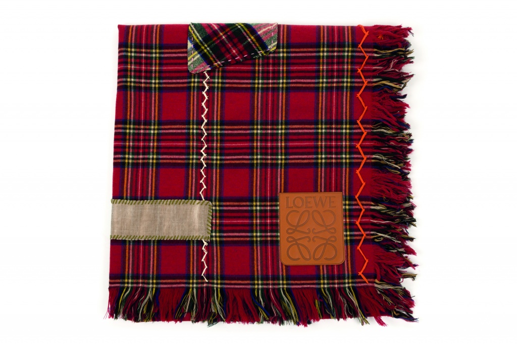 Fashion Week Paris Fall/Winter 2017 look 14 from the Loewe collection menswear accessories