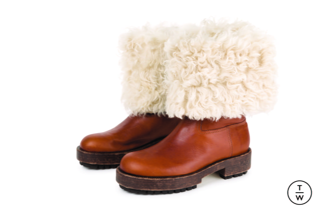 Fashion Week Paris Fall/Winter 2017 look 18 from the Loewe collection menswear accessories