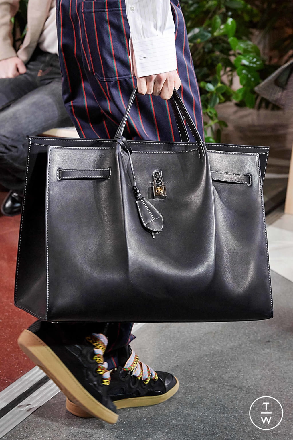 Fashion Week Paris Fall/Winter 2020 look 10 from the Lanvin collection menswear accessories