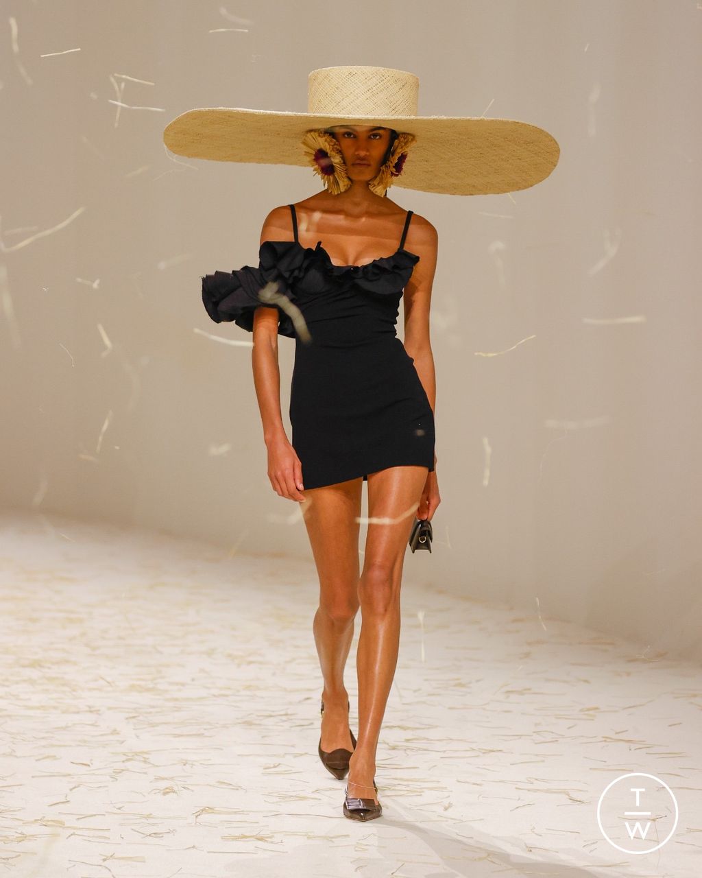 Fashion Week Paris Spring/Summer 2023 look 2 de la collection Jacquemus womenswear