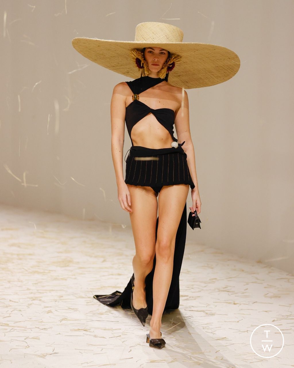 Fashion Week Paris Spring/Summer 2023 look 3 de la collection Jacquemus womenswear