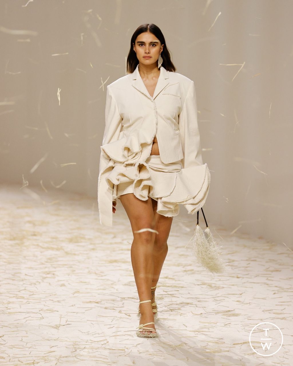 Fashion Week Paris Spring/Summer 2023 look 4 de la collection Jacquemus womenswear