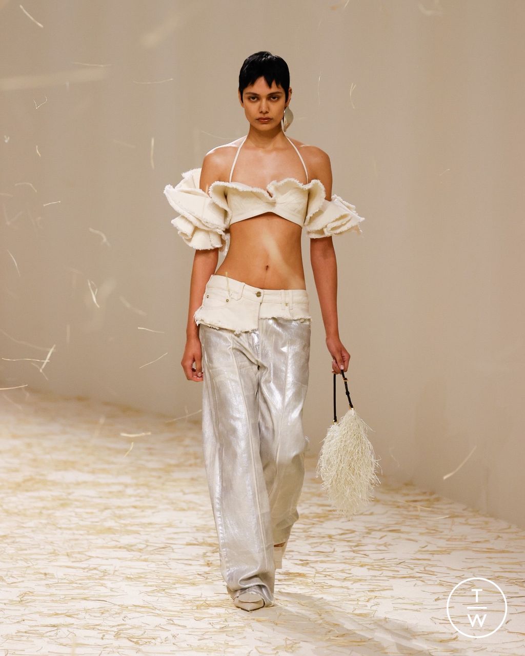 Fashion Week Paris Spring/Summer 2023 look 6 de la collection Jacquemus womenswear