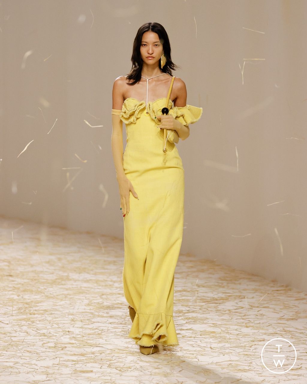 Fashion Week Paris Spring/Summer 2023 look 7 from the Jacquemus collection womenswear