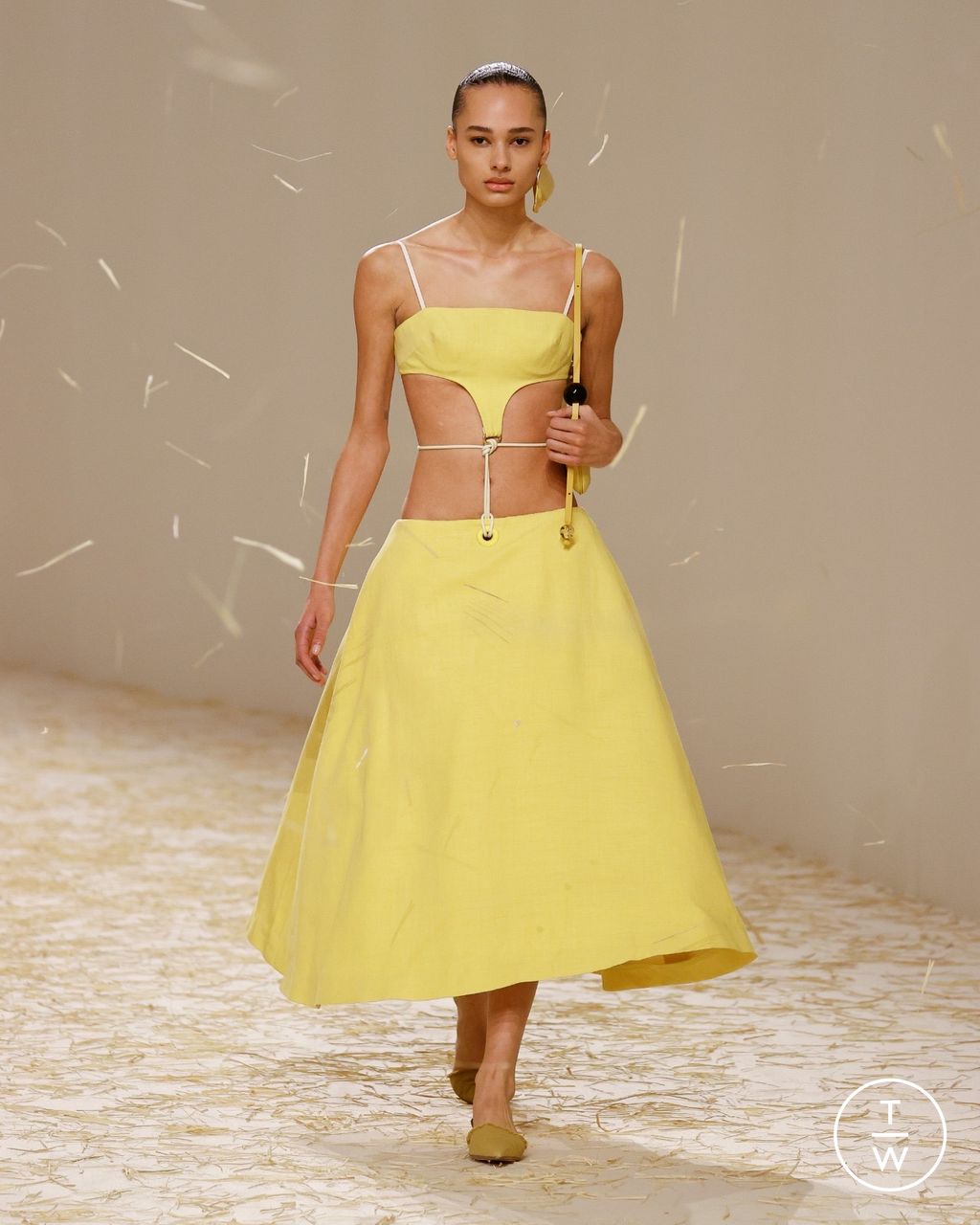 Fashion Week Paris Spring/Summer 2023 look 8 de la collection Jacquemus womenswear