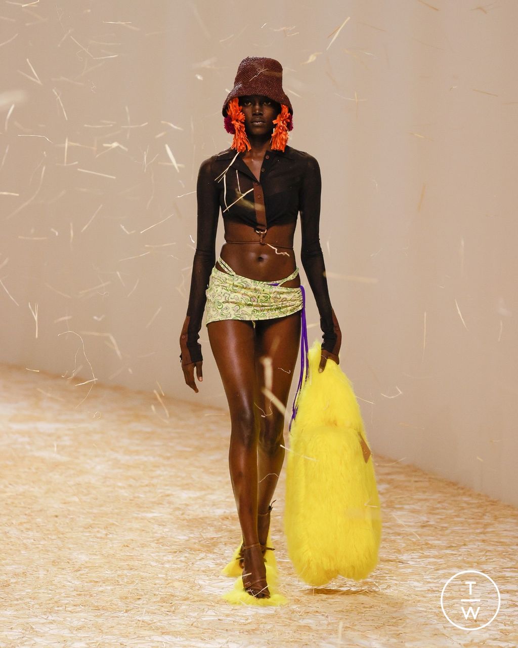 Fashion Week Paris Spring/Summer 2023 look 15 de la collection Jacquemus womenswear