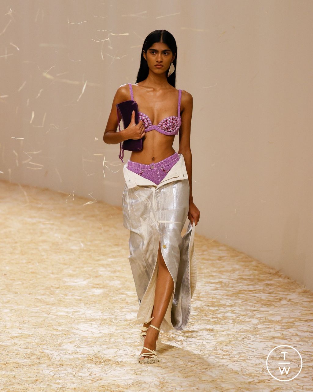 Fashion Week Paris Spring/Summer 2023 look 16 from the Jacquemus collection womenswear