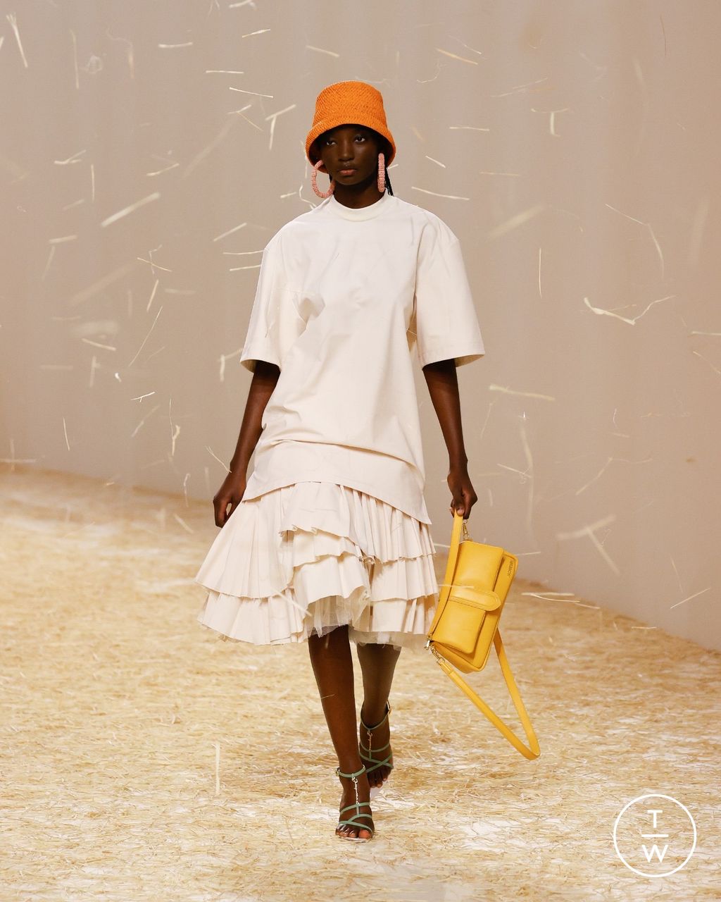 Fashion Week Paris Spring/Summer 2023 look 19 from the Jacquemus collection 女装