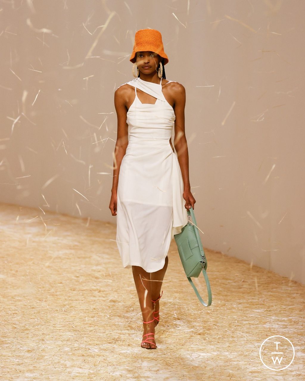 Fashion Week Paris Spring/Summer 2023 look 20 from the Jacquemus collection 女装