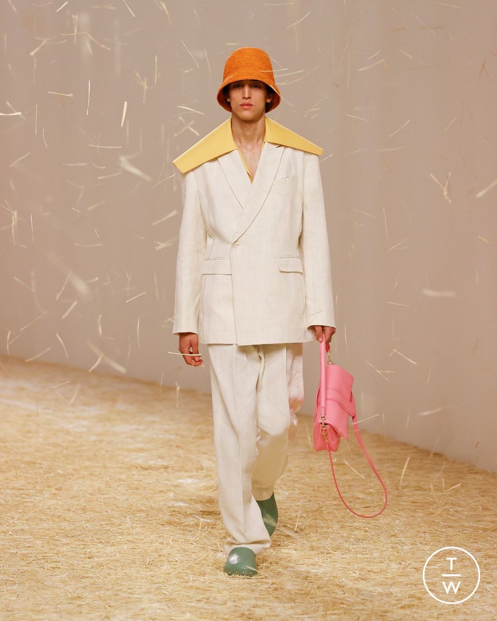 Fashion Week Paris Spring/Summer 2023 look 21 from the Jacquemus collection womenswear