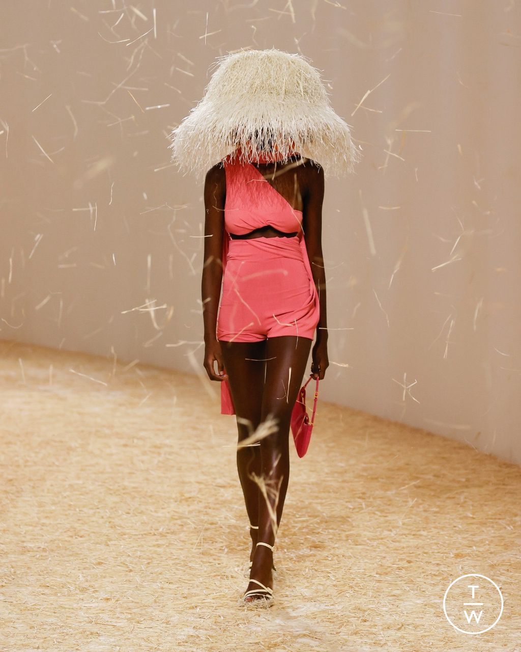 Fashion Week Paris Spring/Summer 2023 look 24 from the Jacquemus collection 女装