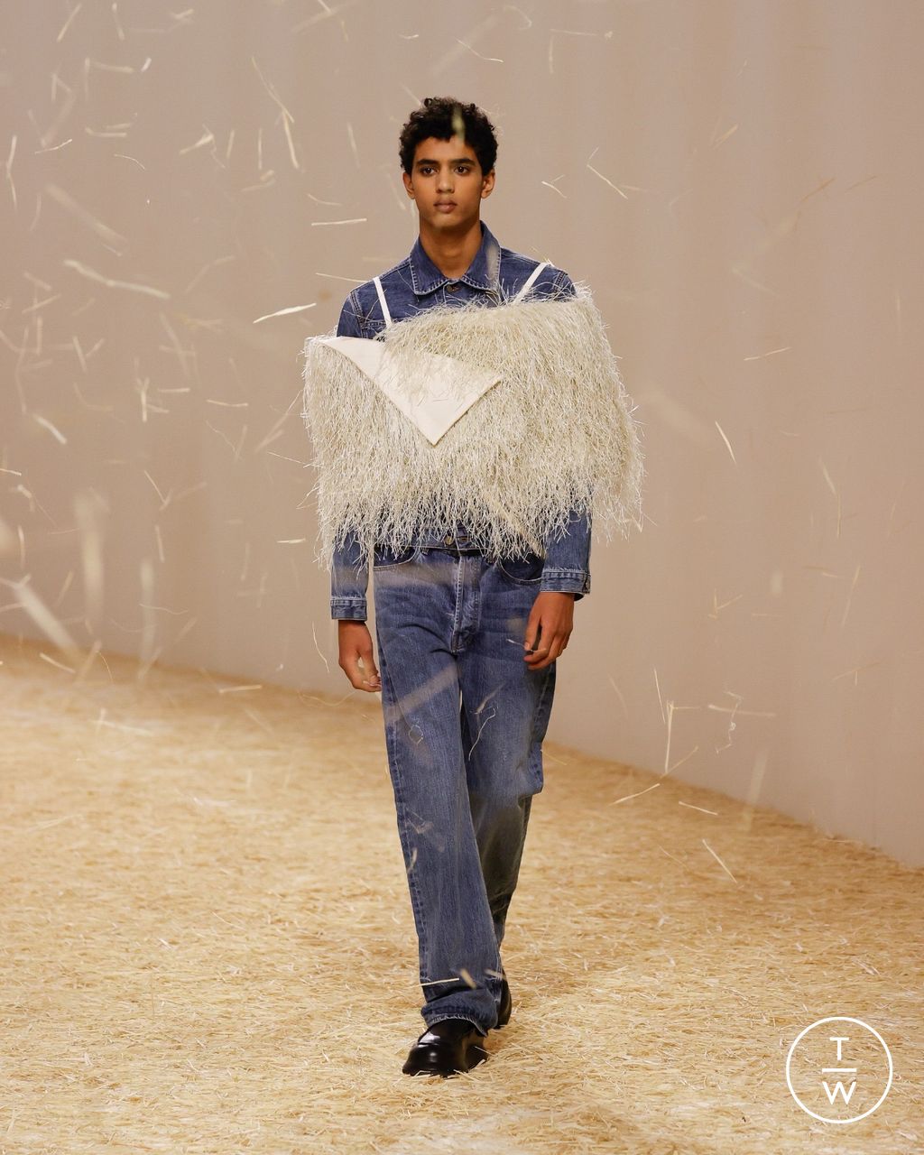 Fashion Week Paris Spring/Summer 2023 look 25 from the Jacquemus collection 女装