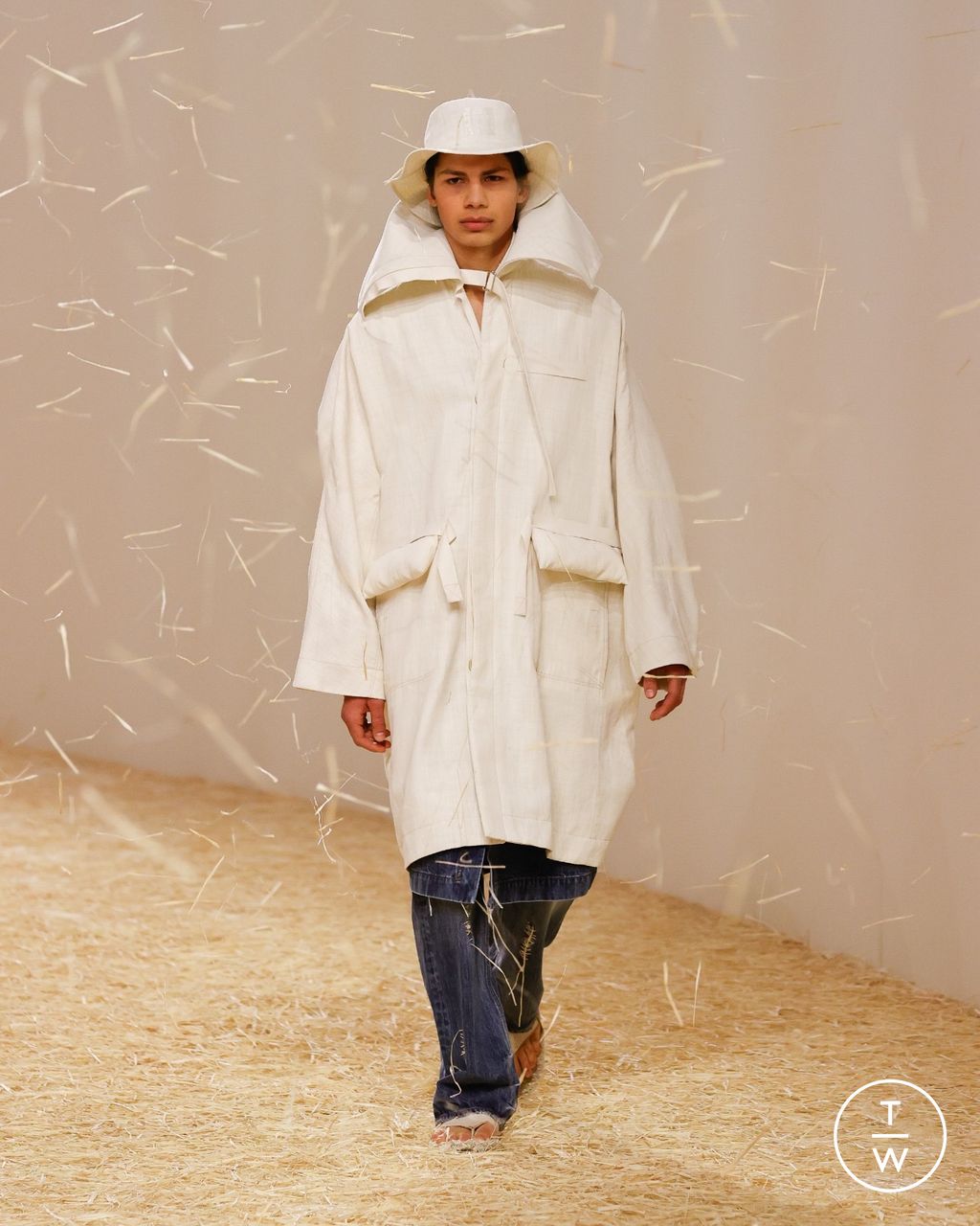 Fashion Week Paris Spring/Summer 2023 look 26 from the Jacquemus collection womenswear