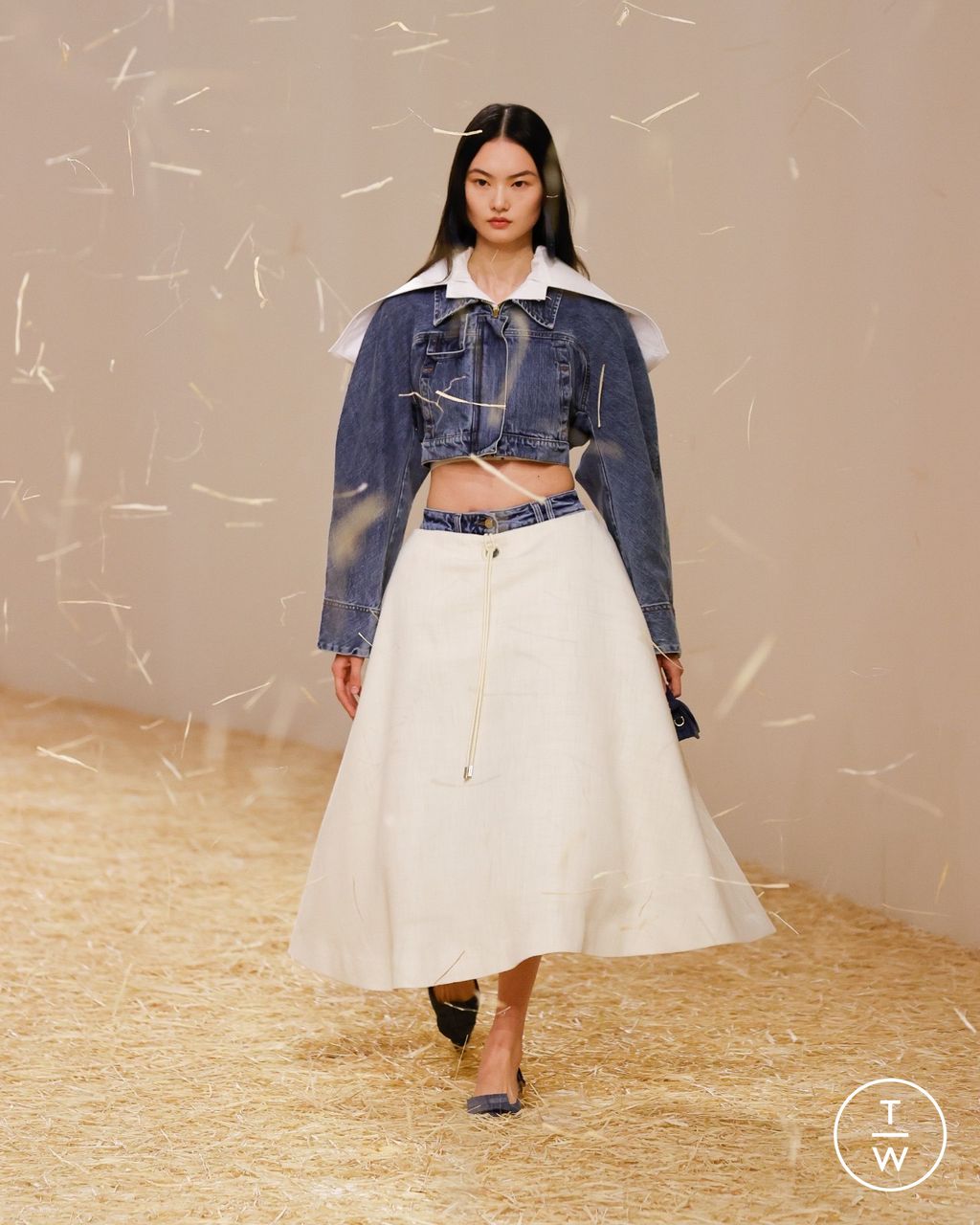 Fashion Week Paris Spring/Summer 2023 look 27 from the Jacquemus collection womenswear