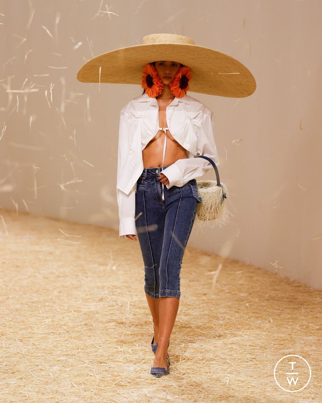 Fashion Week Paris Spring/Summer 2023 look 28 from the Jacquemus collection womenswear