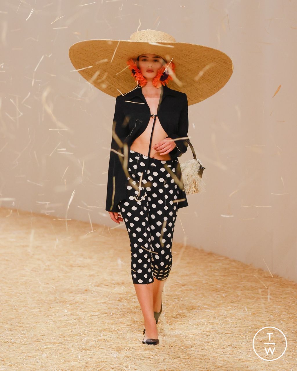 Fashion Week Paris Spring/Summer 2023 look 29 from the Jacquemus collection womenswear