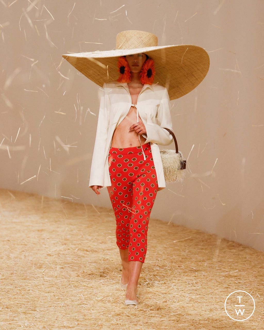 Fashion Week Paris Spring/Summer 2023 look 30 from the Jacquemus collection 女装