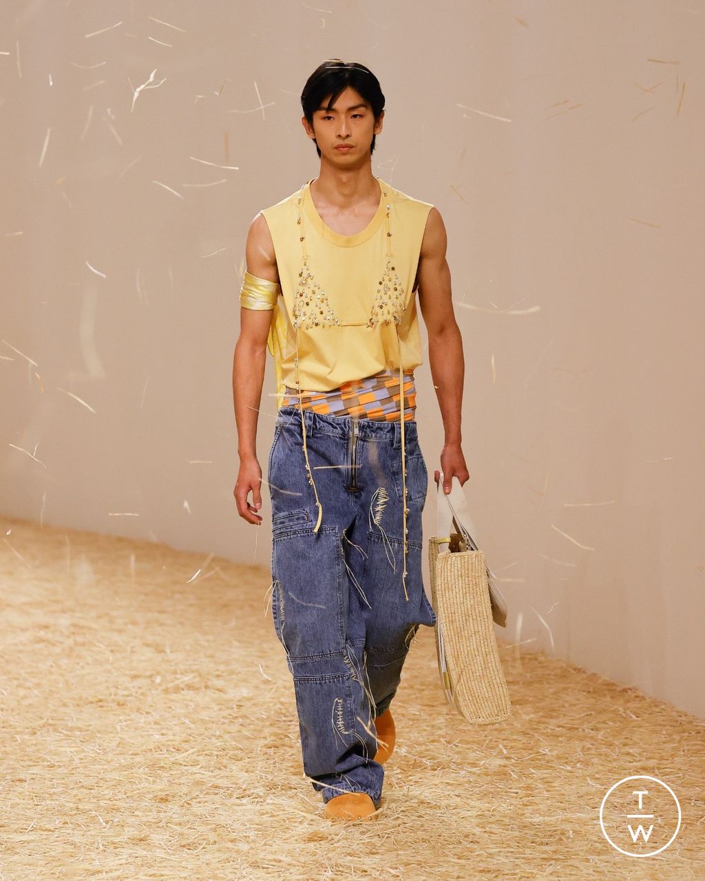 Fashion Week Paris Spring/Summer 2023 look 32 from the Jacquemus collection 女装