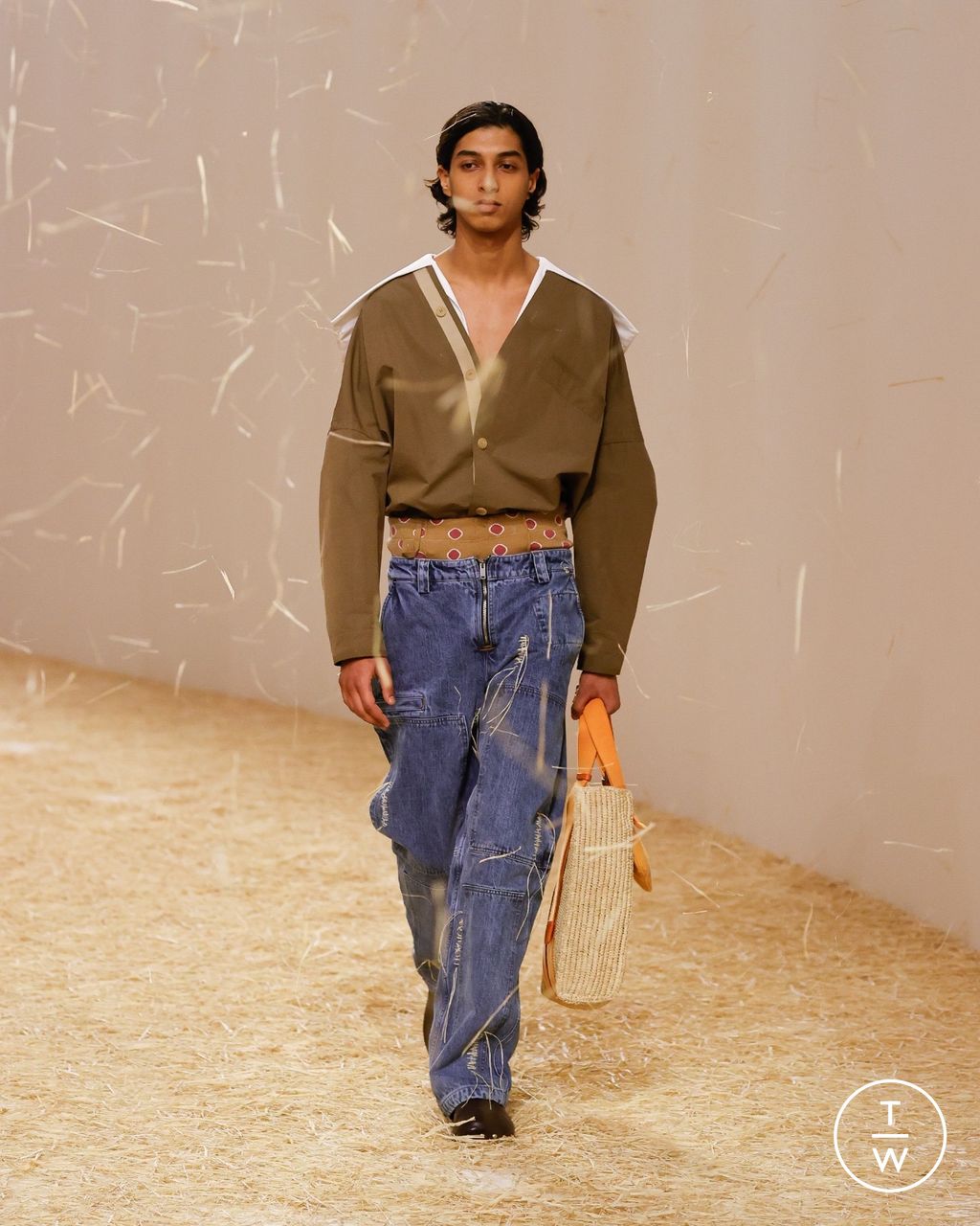 Fashion Week Paris Spring/Summer 2023 look 33 from the Jacquemus collection womenswear
