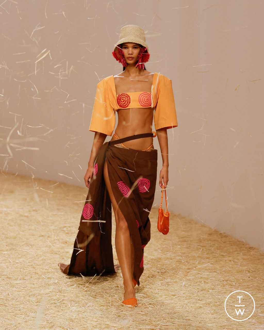 Fashion Week Paris Spring/Summer 2023 look 34 from the Jacquemus collection womenswear