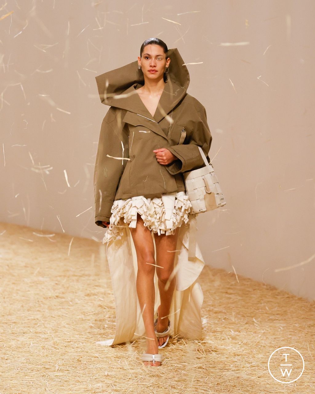 Fashion Week Paris Spring/Summer 2023 look 37 from the Jacquemus collection 女装
